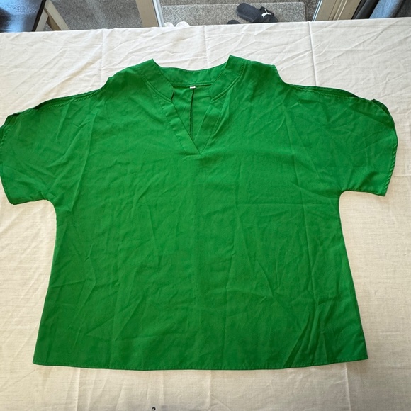 woman green blouse v neck shape size 2xl shoulder area open sleeve - Picture 3 of 4